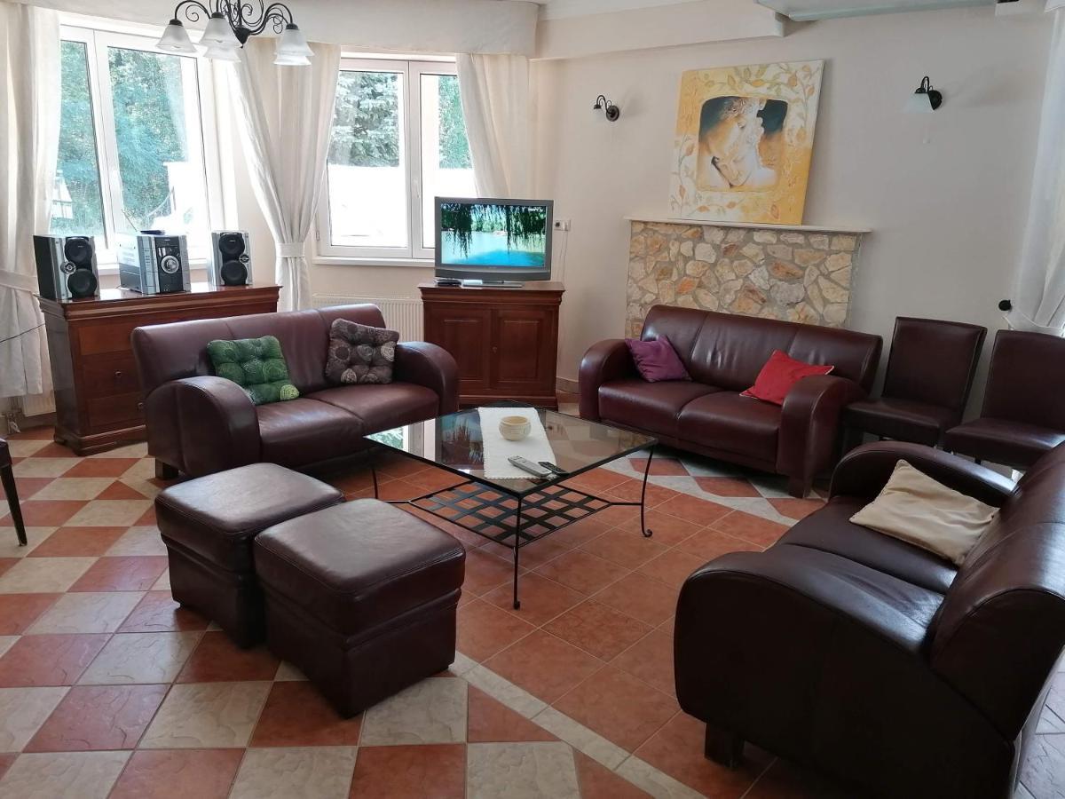 Staff Guest House Nyíregyháza Екстериор снимка