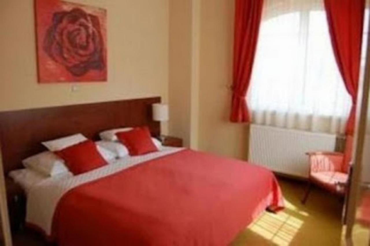 Staff Guest House Nyíregyháza Екстериор снимка