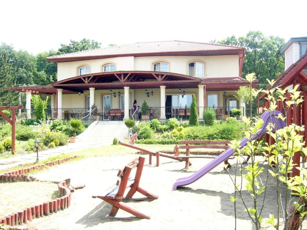 Staff Guest House Nyíregyháza Екстериор снимка