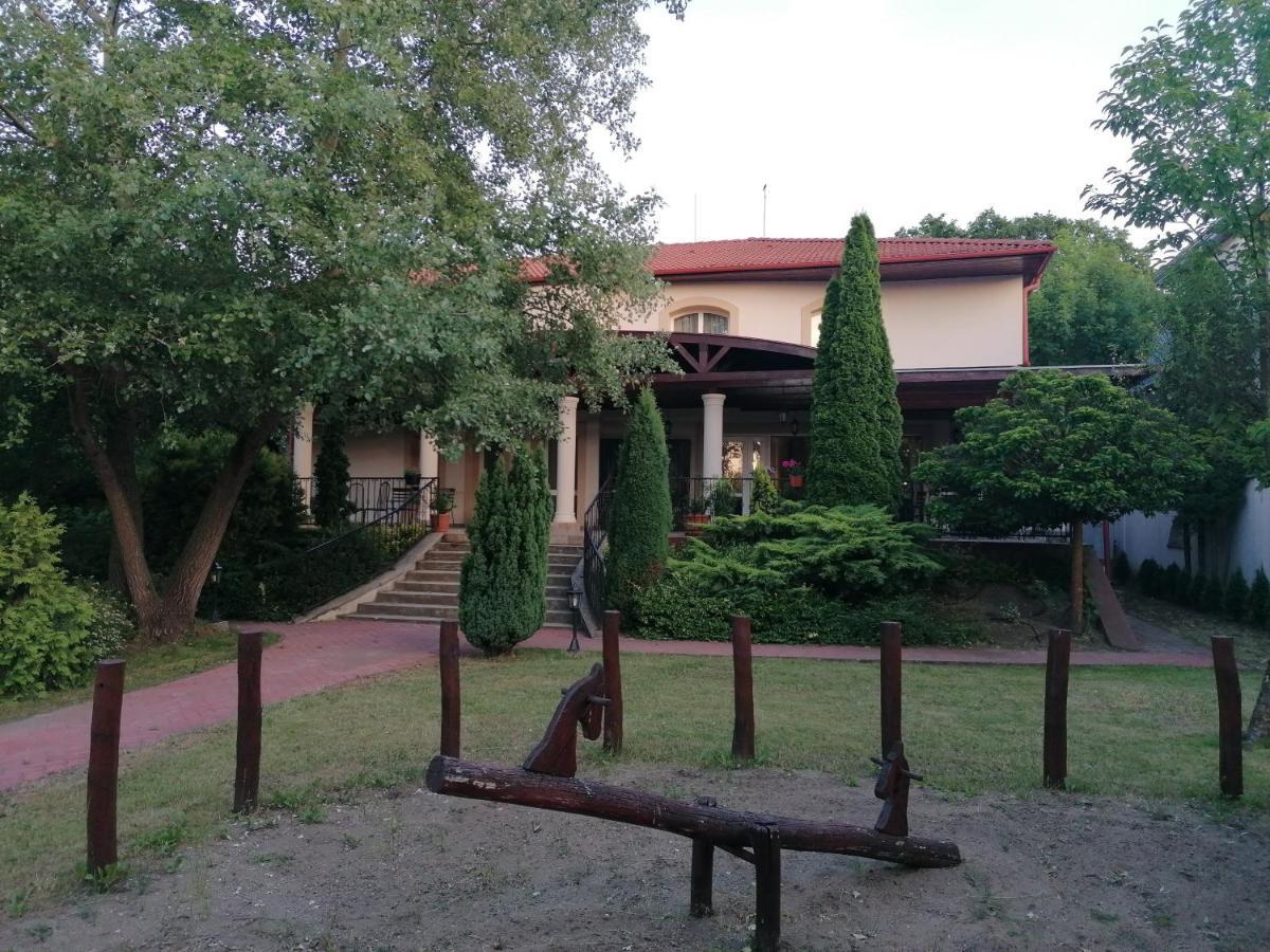 Staff Guest House Nyíregyháza Екстериор снимка